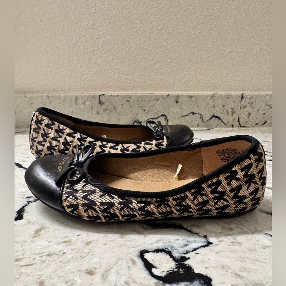 MICHAEL KORS Girls Matisse Black & Tan Flat Shoes